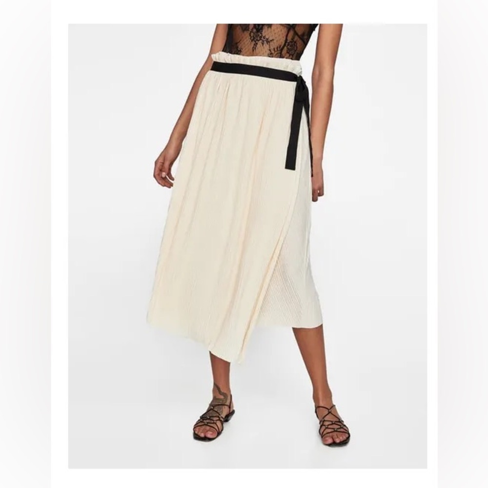 Zara Cream & Black Wrap Skirt Featured in Mexico Vogue Magazine - S